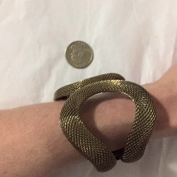 BOHO VINTAGE BRUSHED GOLD MESH METAL HINGE BANGLE BRACELET OS - Picture 2 of 6